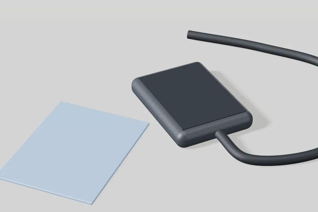 Sensor de radiología intraoral con su cable y una placa de fósforo
